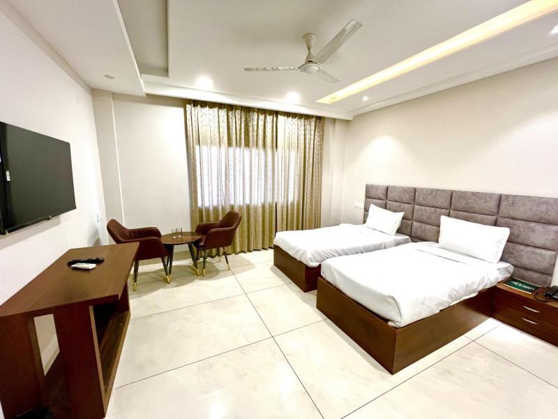 Prism Grand Hotel Zirakpur Ngoại thất bức ảnh