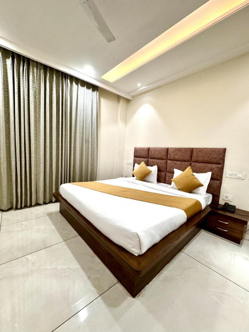 Prism Grand Hotel Zirakpur Ngoại thất bức ảnh